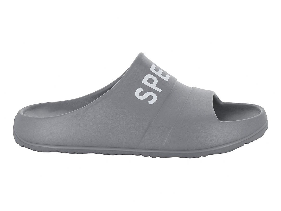 Sandalia tipo slide de color gris con la marca Sperry en blanco sobre la banda superior.