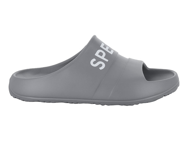 Sandalia tipo slide de color gris con la marca Sperry en blanco sobre la banda superior.