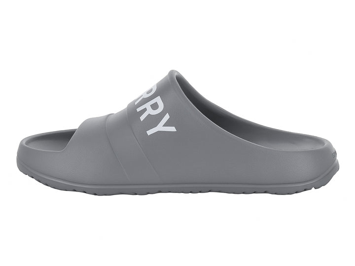 Sandalia tipo slide de color gris con la marca Sperry en blanco sobre la banda superior.
