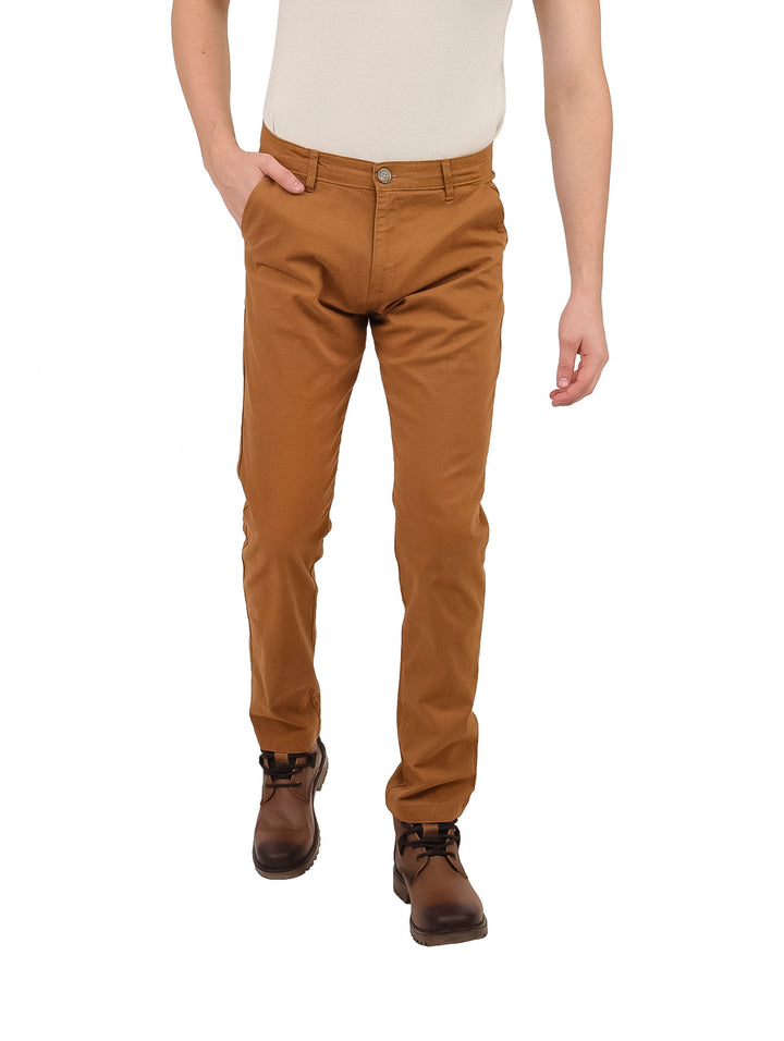 Hombre vistiendo pantalón chino color kaki de corte recto.