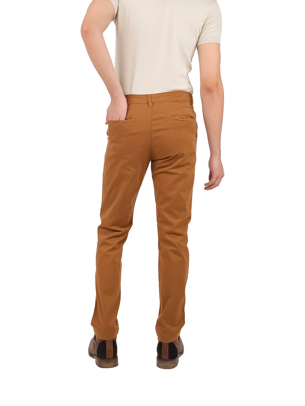 Hombre vistiendo pantalón chino color kaki de corte recto.