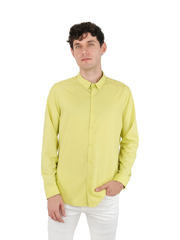 Hombre vistiendo una camisa amarilla de manga larga con botones y cuello.