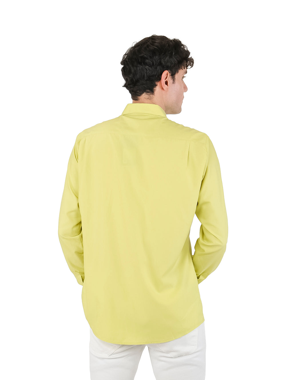 Hombre vistiendo una camisa amarilla de manga larga con botones y cuello.