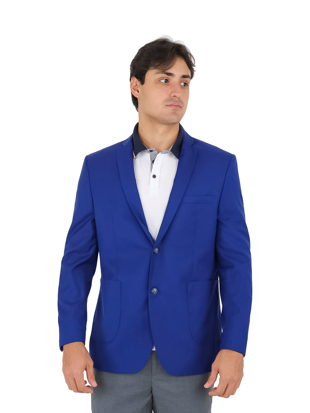 Hombre vistiendo un saco casual color azul rey con botones frontales.