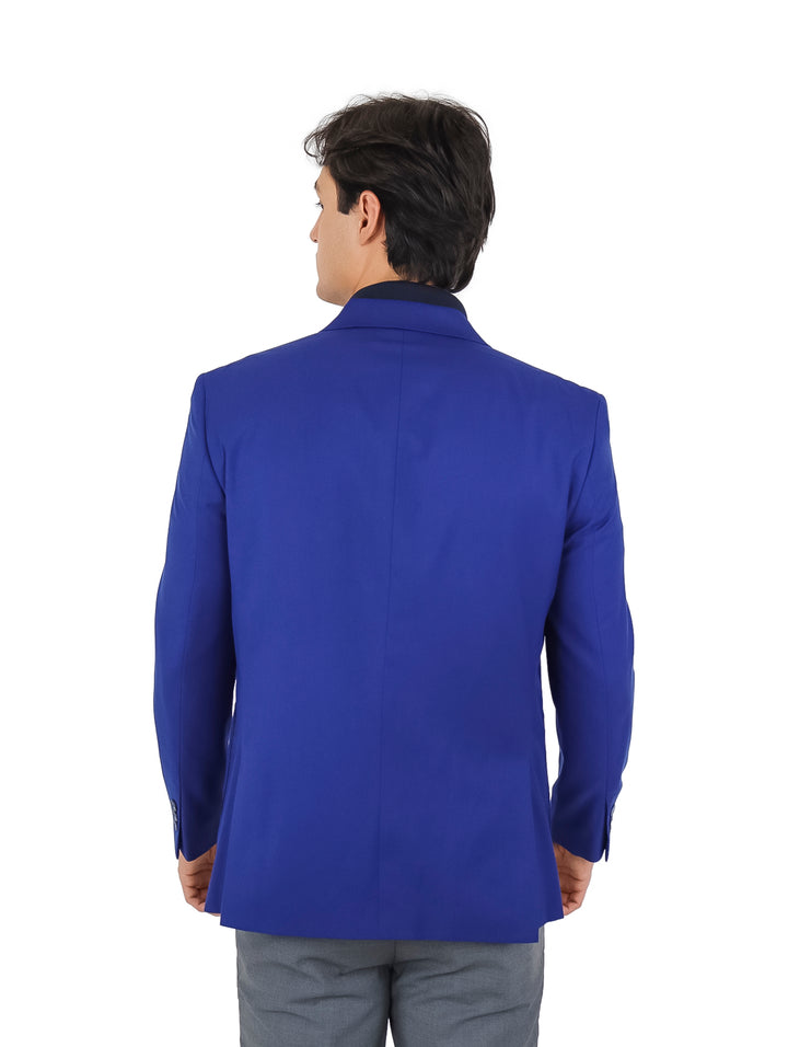 Hombre vistiendo un saco casual color azul rey con botones frontales.
