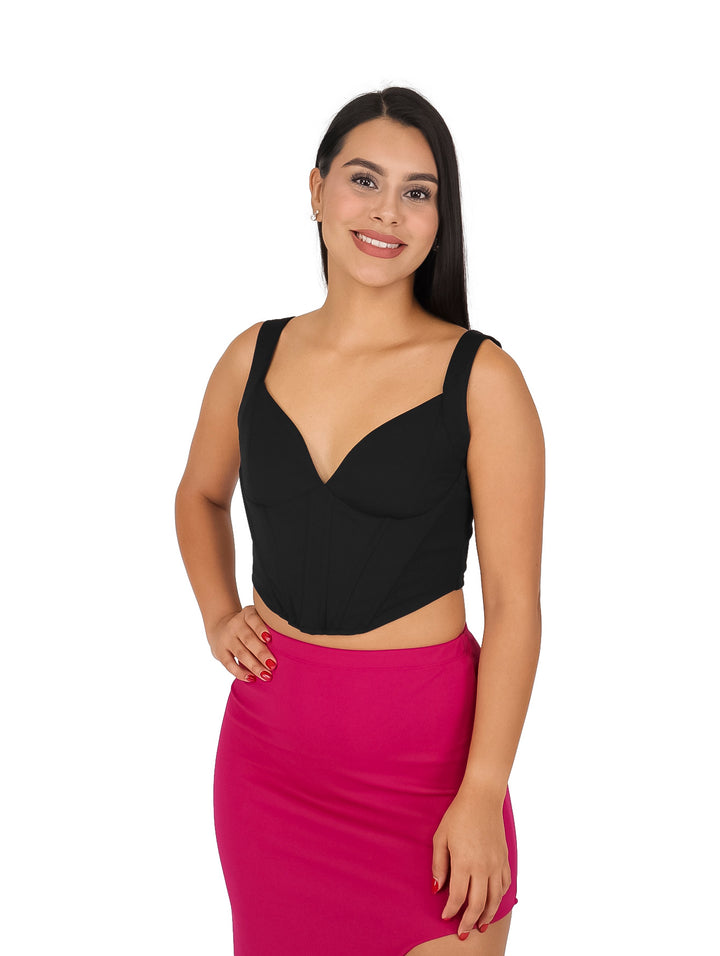 Mujer vistiendo un top tipo corset color negro ajustado con escote en V.