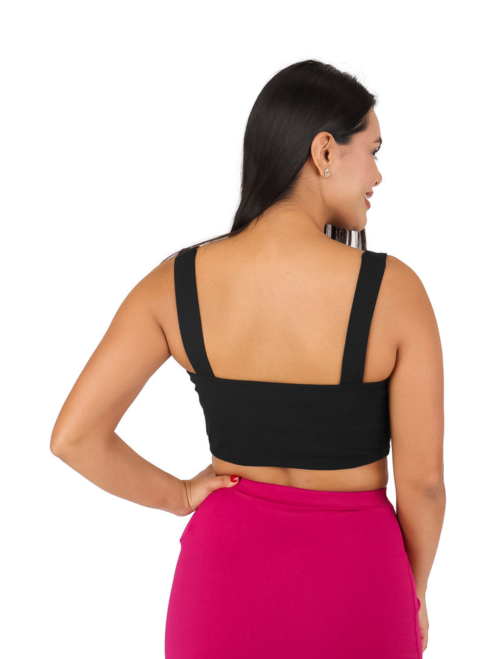 Mujer vistiendo un top tipo corset color negro ajustado con escote en V.