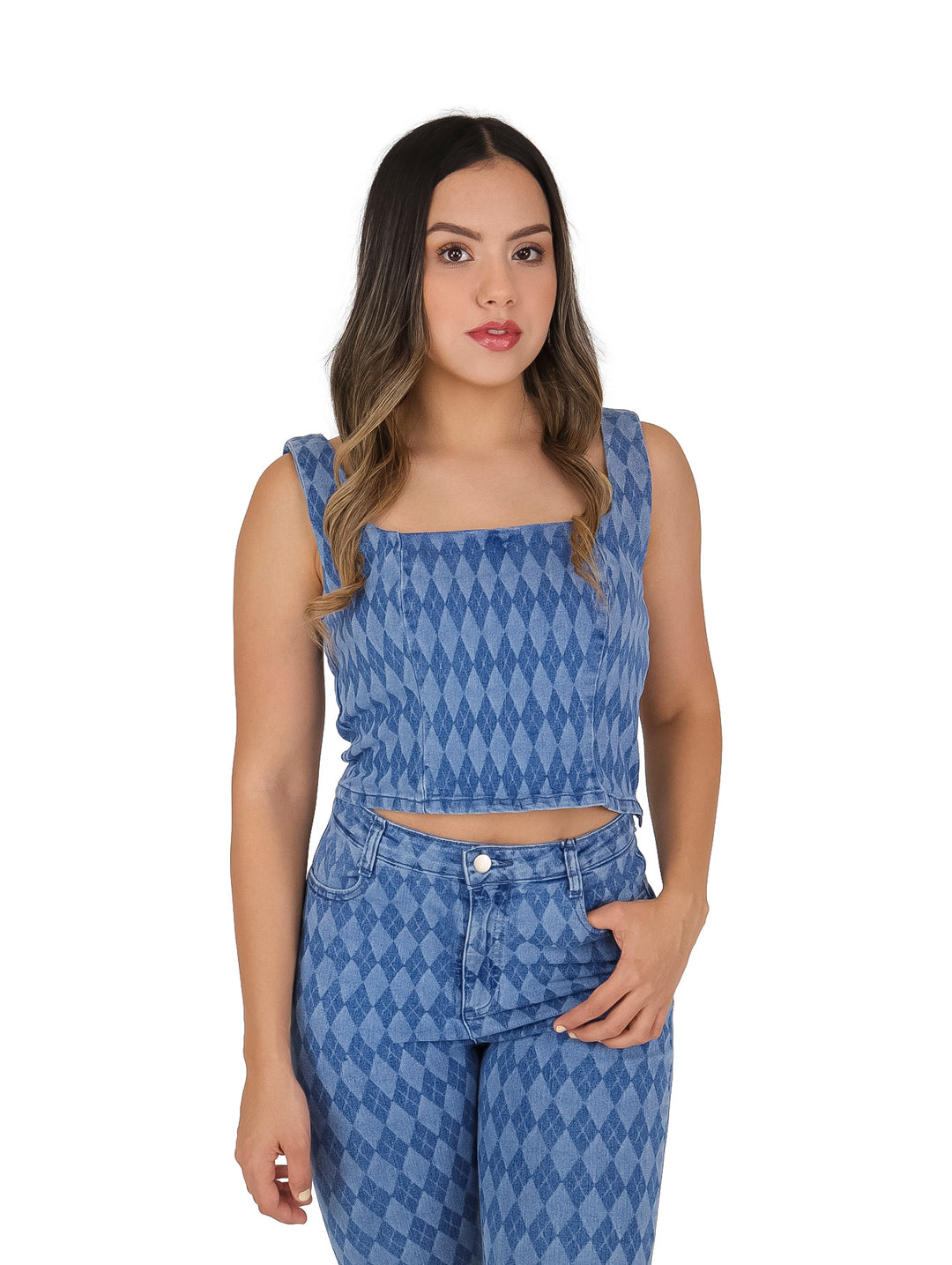 Crop top de mezclilla azul con patrón de diamantes y cuello cuadrado.