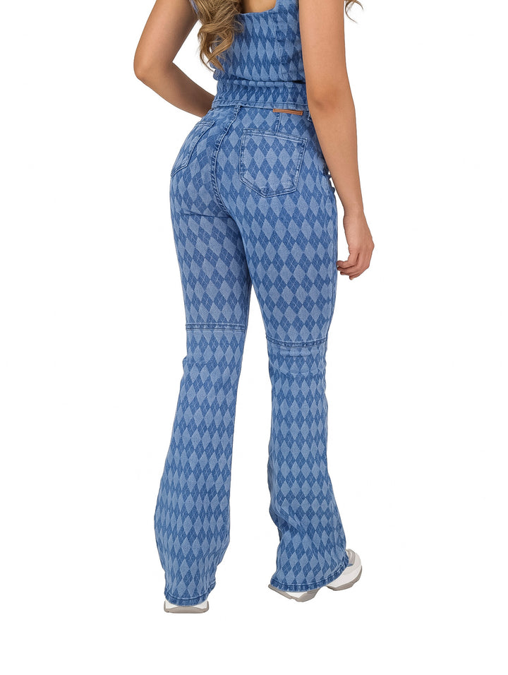 Pantalones jeans azules para mujer con estampado de diamantes y corte campana.