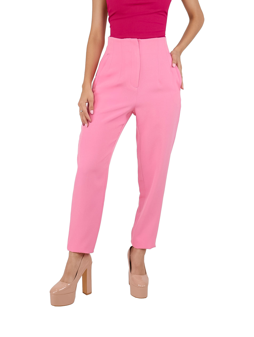 Pantalón recto de color rosa para mujer combinado con zapatos de plataforma color nude.