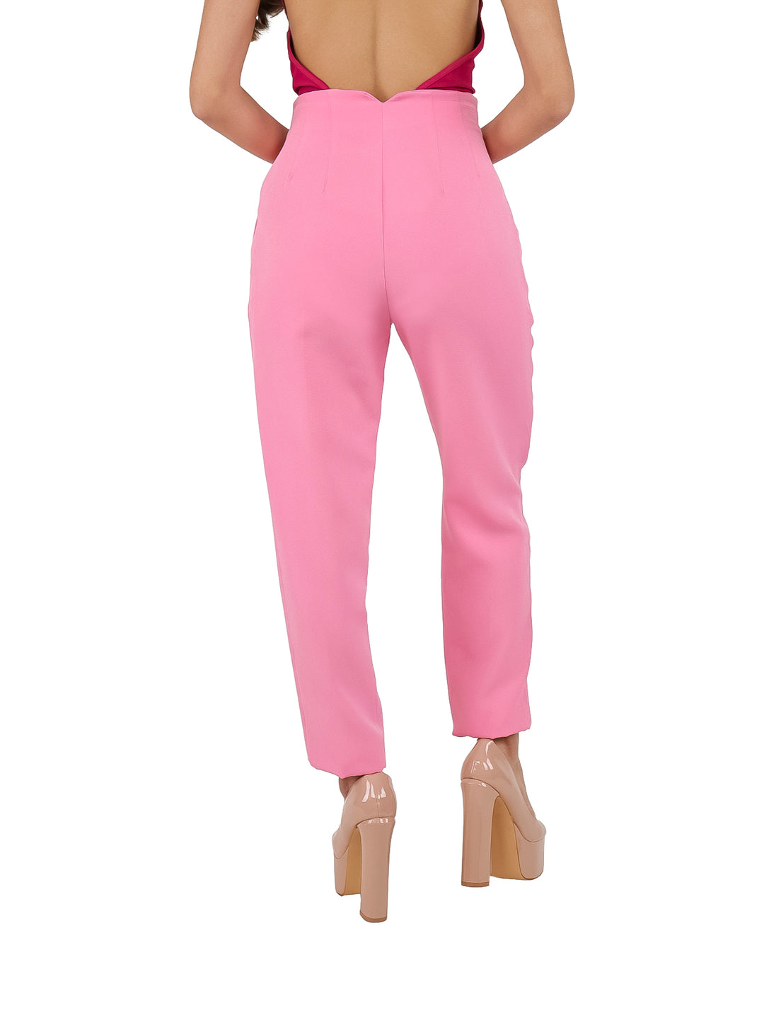 Pantalón recto de color rosa para mujer combinado con zapatos de plataforma color nude.