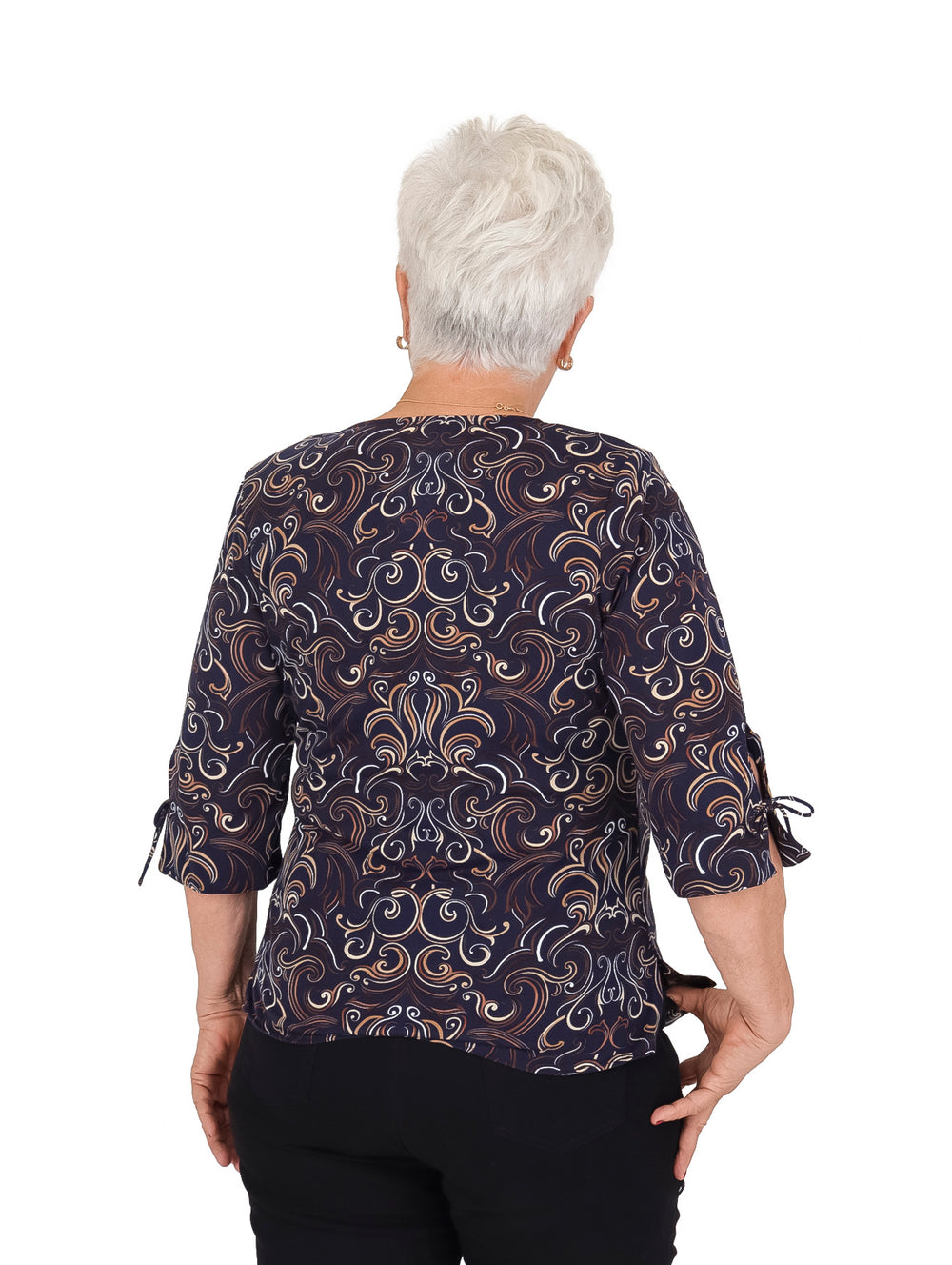 Blusa color marino con estampado en beige y blanco, manga 3/4 y collar decorativo.