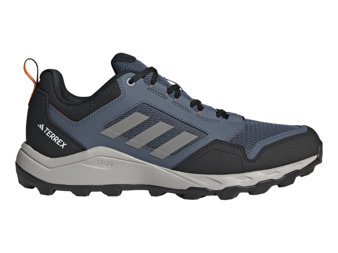 Tenis Adidas Terrex color azul marino y gris con detalles naranja y suela para senderismo.