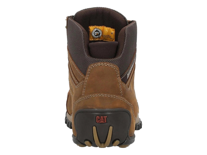 Botín Caterpillar color marrón con suela negra y cuello de tela, diseño resistente para actividades al aire libre.