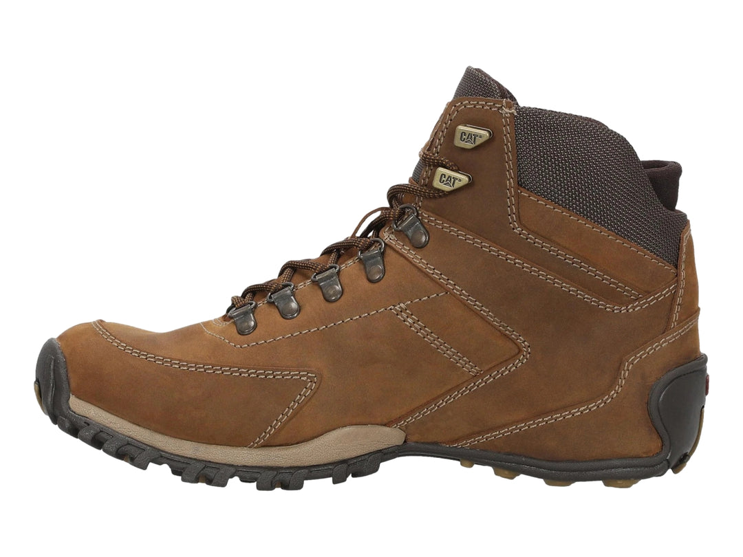 Botín Caterpillar color marrón con suela negra y cuello de tela, diseño resistente para actividades al aire libre.