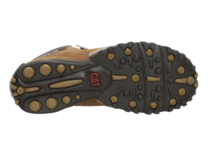 Botín Caterpillar color marrón con suela negra y cuello de tela, diseño resistente para actividades al aire libre.
