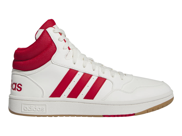 Tenis Adidas Hoops 3.0 Mid en color blanco con detalles en rojo y suela color caramelo.