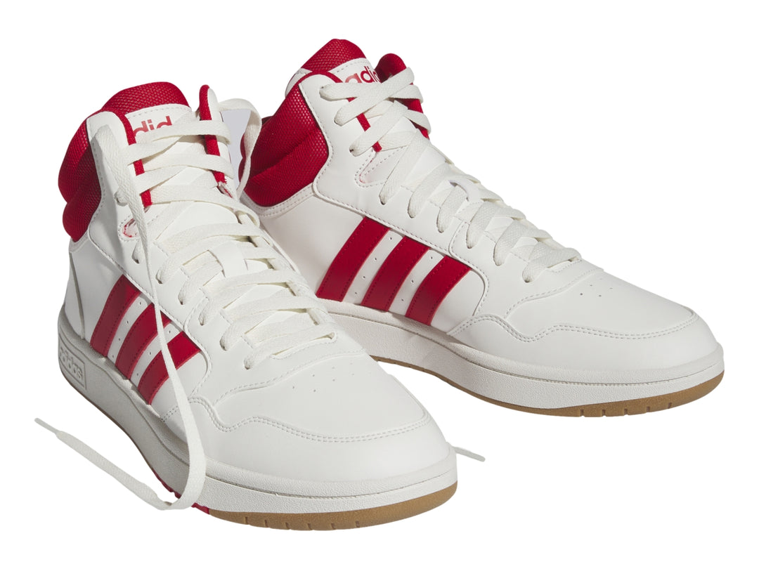 Tenis Adidas Hoops 3.0 Mid en color blanco con detalles en rojo y suela color caramelo.