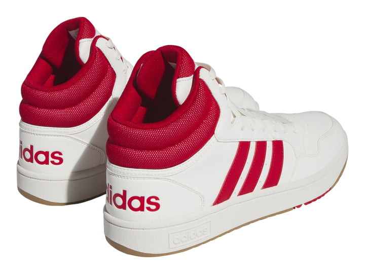 Tenis Adidas Hoops 3.0 Mid en color blanco con detalles en rojo y suela color caramelo.