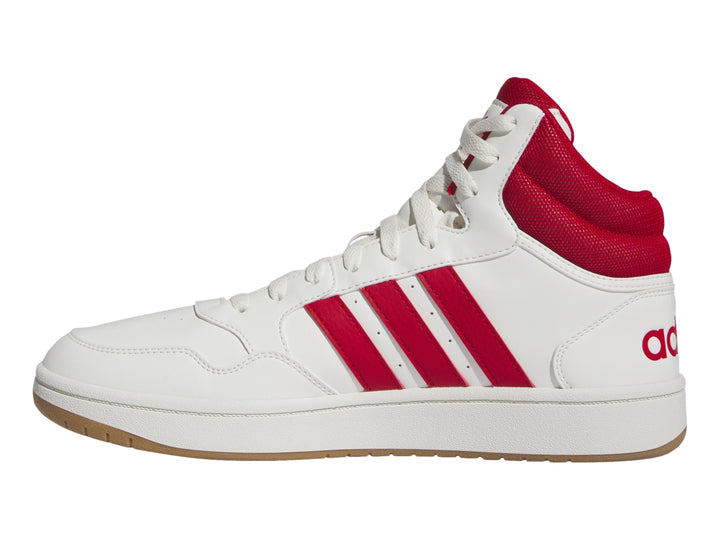Tenis Adidas Hoops 3.0 Mid en color blanco con detalles en rojo y suela color caramelo.