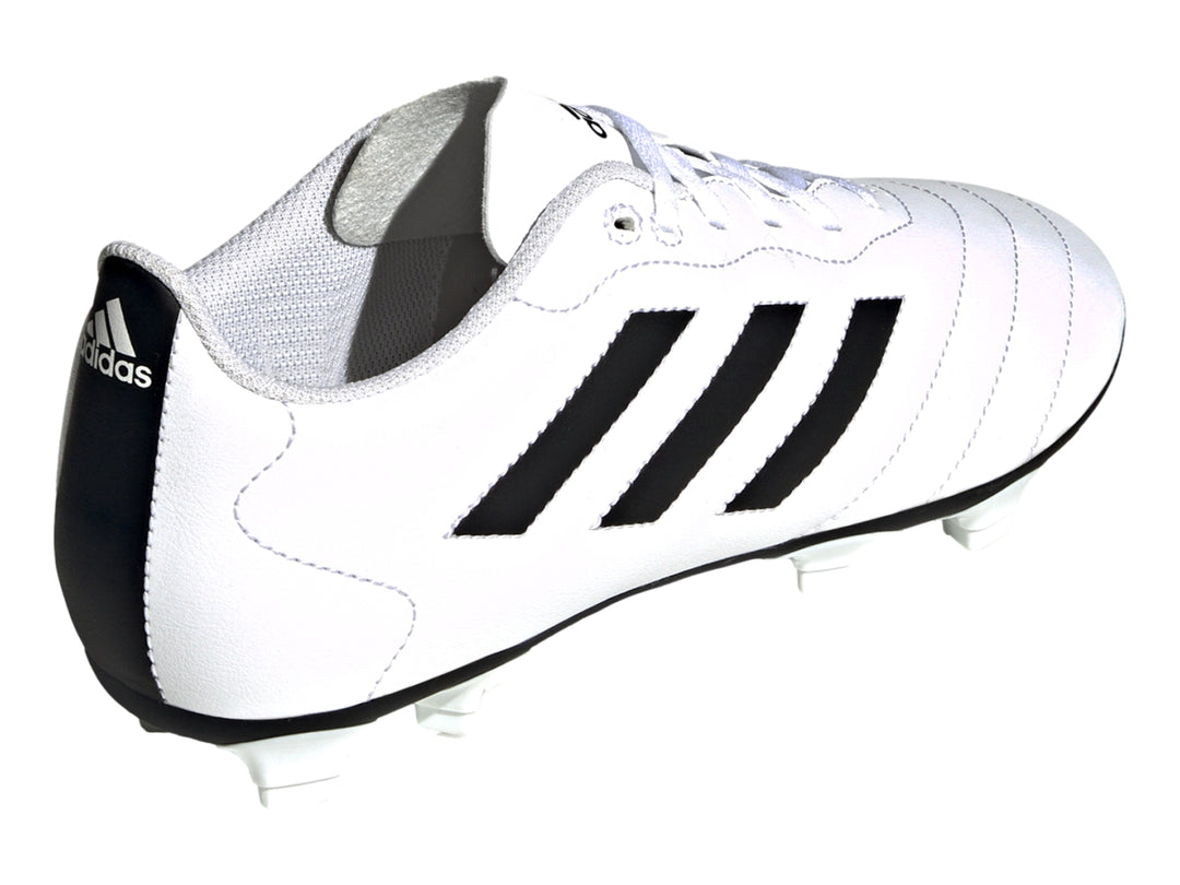 Zapato de fútbol Adidas Goletto VIII en color blanco con tres franjas negras laterales y suela de tacos blanca.