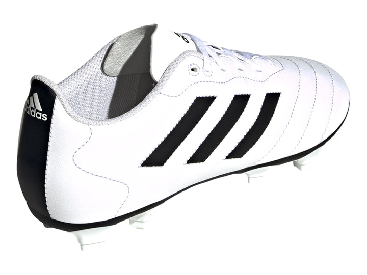 Zapato de fútbol Adidas Goletto VIII en color blanco con tres franjas negras laterales y suela de tacos blanca.