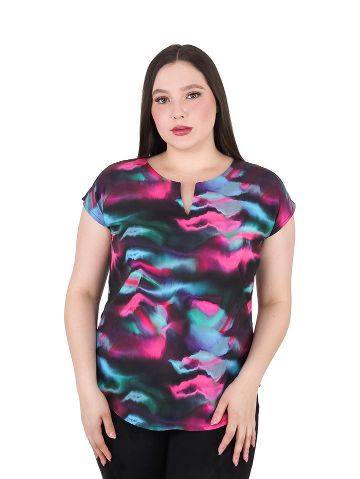 Mujer vistiendo blusa estampada multicolor con cuello en V y manga corta.