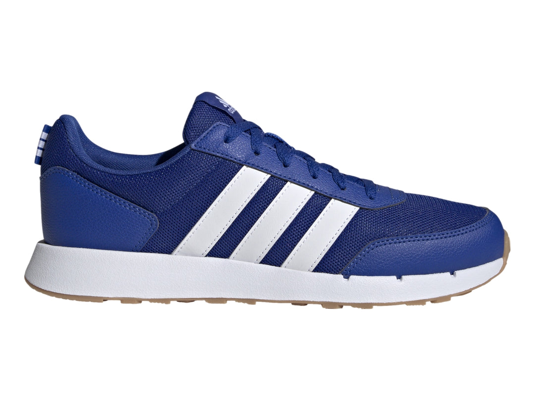 Tenis Adidas Run50s color azul royal con franjas blancas y suela blanca con base de goma.