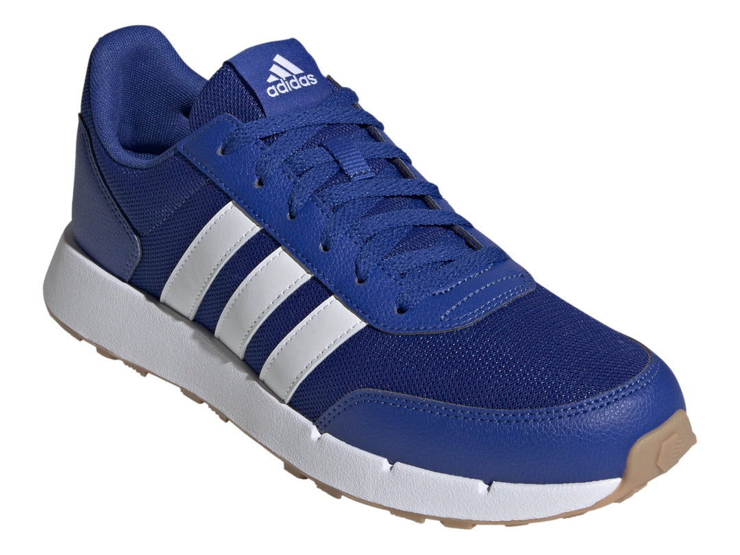 Tenis Adidas Run50s color azul royal con franjas blancas y suela blanca con base de goma.