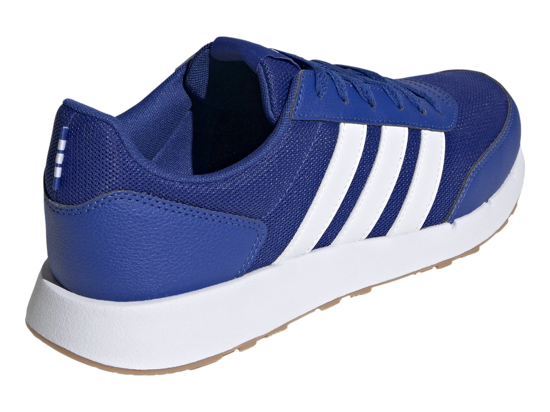 Tenis Adidas Run50s color azul royal con franjas blancas y suela blanca con base de goma.