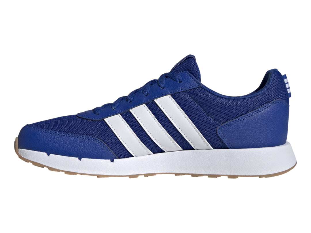 Tenis Adidas Run50s color azul royal con franjas blancas y suela blanca con base de goma.