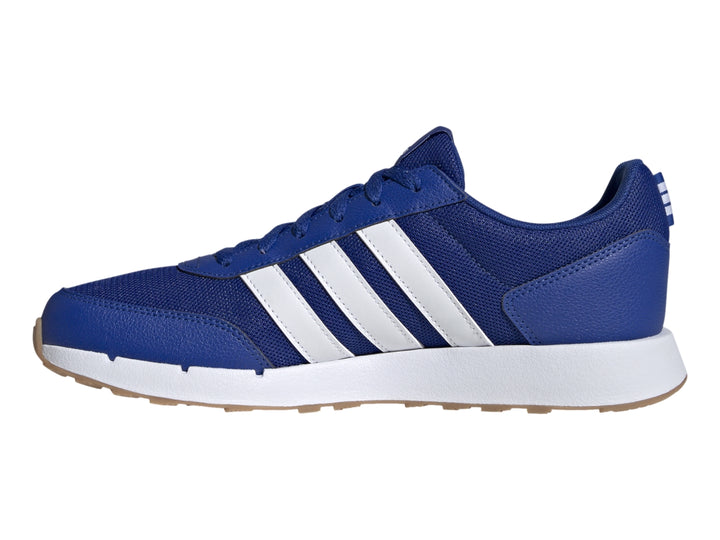 Tenis Adidas Run50s color azul royal con franjas blancas y suela blanca con base de goma.