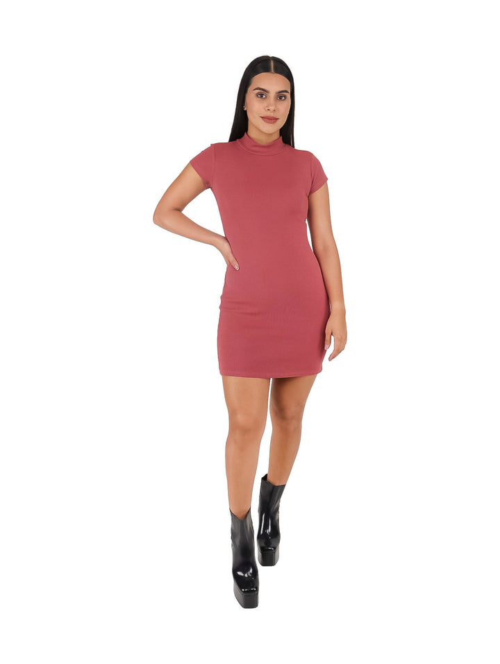 Mujer vistiendo un vestido corto ajustado de color marsala con cuello alto y textura ribeteada.