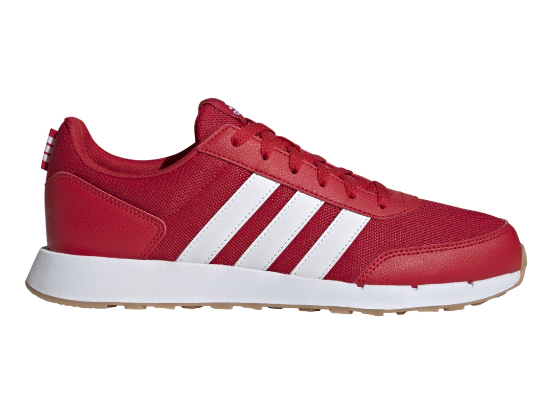 Tenis Adidas Run 50s color rojo con tres franjas blancas y suela blanca con base de goma.