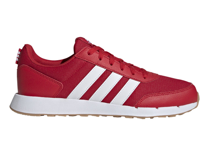Tenis Adidas Run 50s color rojo con tres franjas blancas y suela blanca con base de goma.