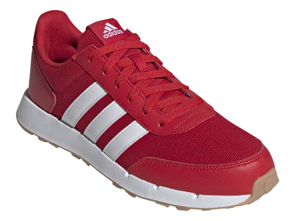 Tenis Adidas Run 50s color rojo con tres franjas blancas y suela blanca con base de goma.