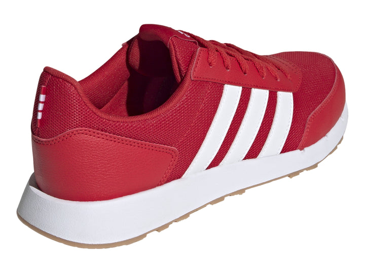 Tenis Adidas Run 50s color rojo con tres franjas blancas y suela blanca con base de goma.
