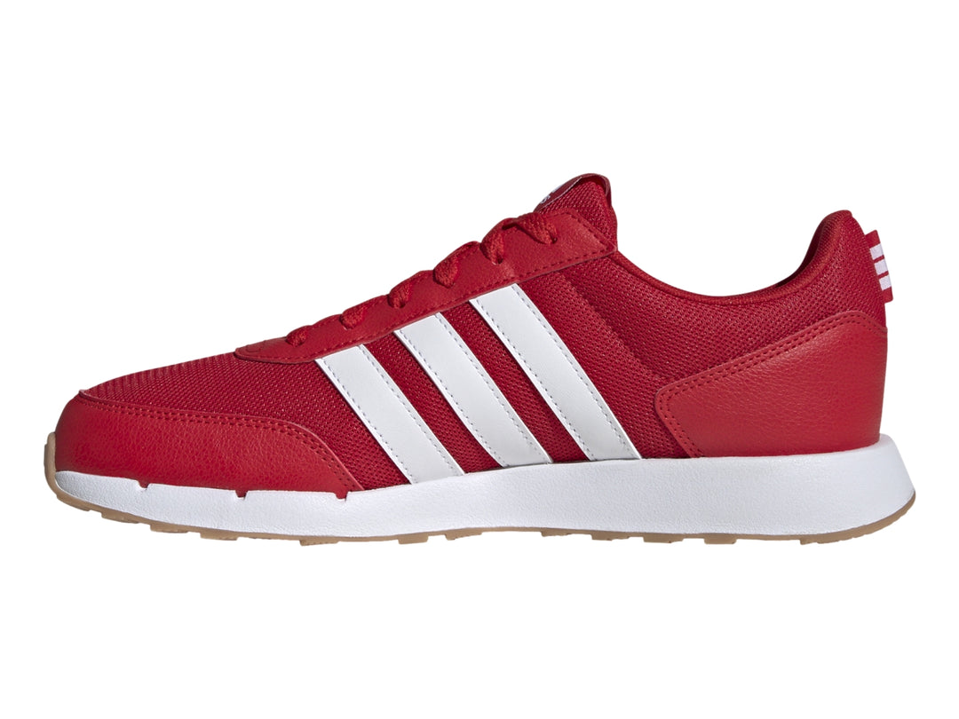 Tenis Adidas Run 50s color rojo con tres franjas blancas y suela blanca con base de goma.