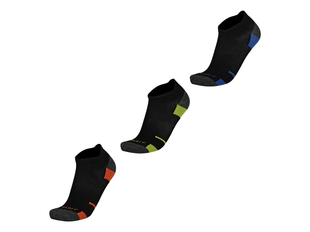 Set de tres pares de calcetines deportivos negros con detalles en colores naranja, verde y azul.