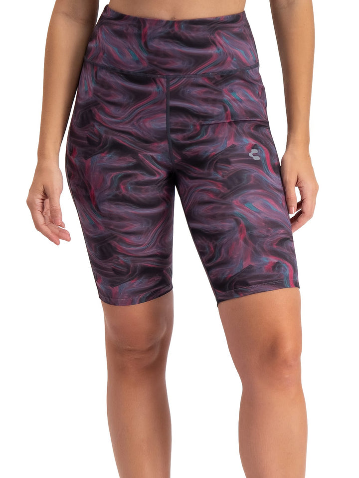 Pantalones cortos tipo biker para mujer con estampado abstracto multicolor en tonos púrpura y negro.