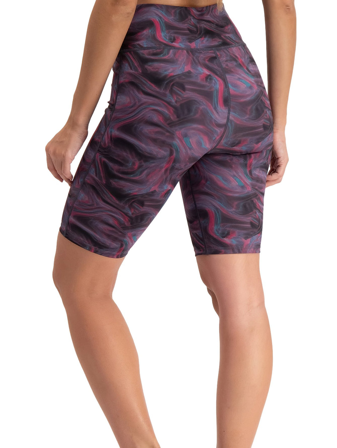 Pantalones cortos tipo biker para mujer con estampado abstracto multicolor en tonos púrpura y negro.