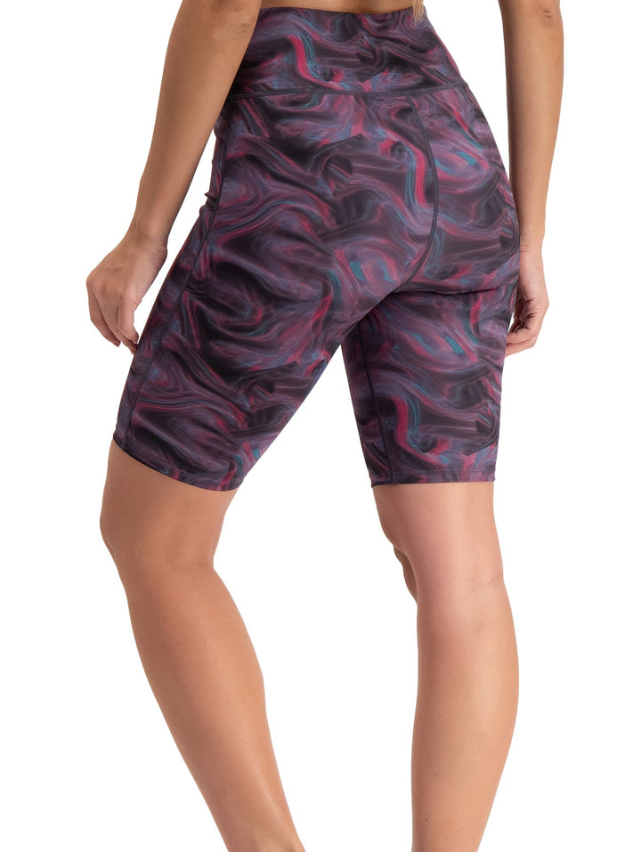Pantalones cortos tipo biker para mujer con estampado abstracto multicolor en tonos púrpura y negro.