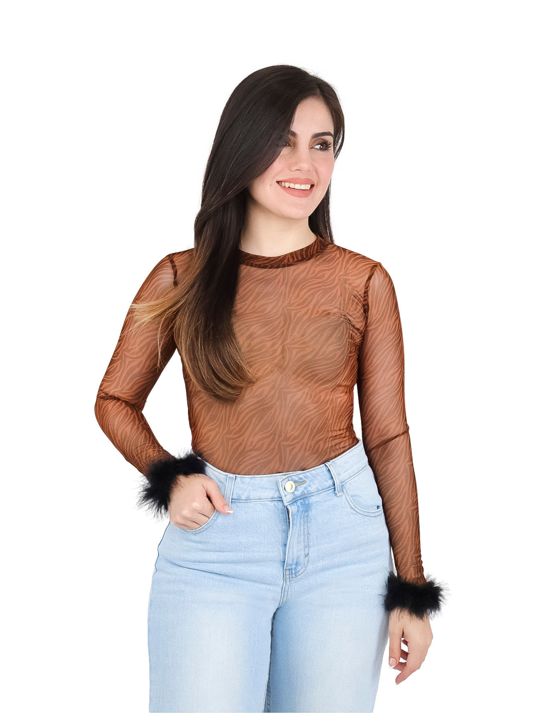 Blusa marrón con estampado animal, tejido transparente y detalles de plumas negras en los puños.