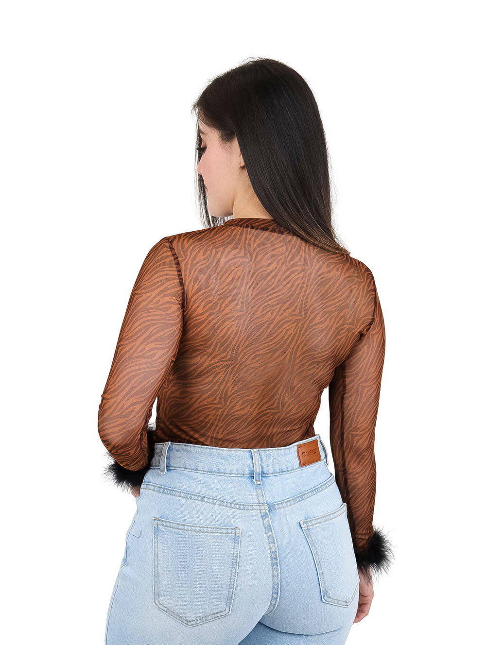 Blusa marrón con estampado animal, tejido transparente y detalles de plumas negras en los puños.
