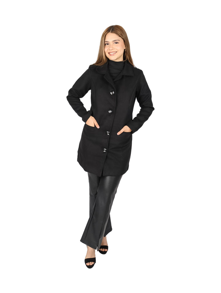 Mujer vistiendo blusa negra de manga larga y cuello alto.