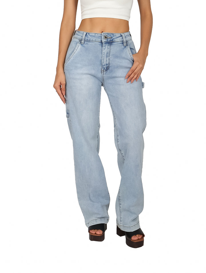 Mujer vistiendo pantalones jeans culotte de color azul claro con lavado doble stone.