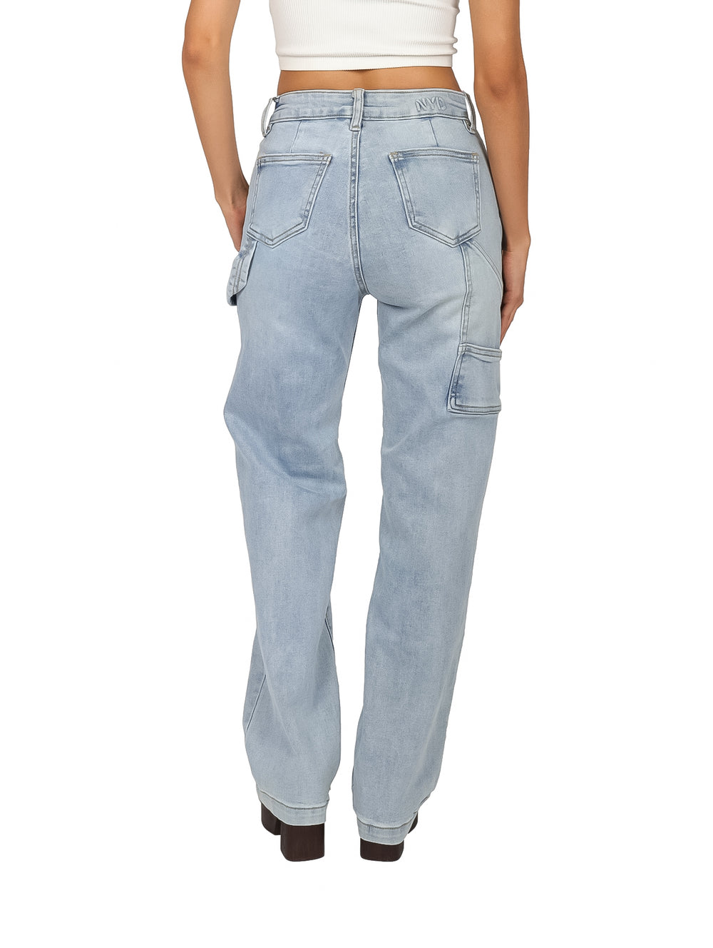 Mujer vistiendo pantalones jeans culotte de color azul claro con lavado doble stone.