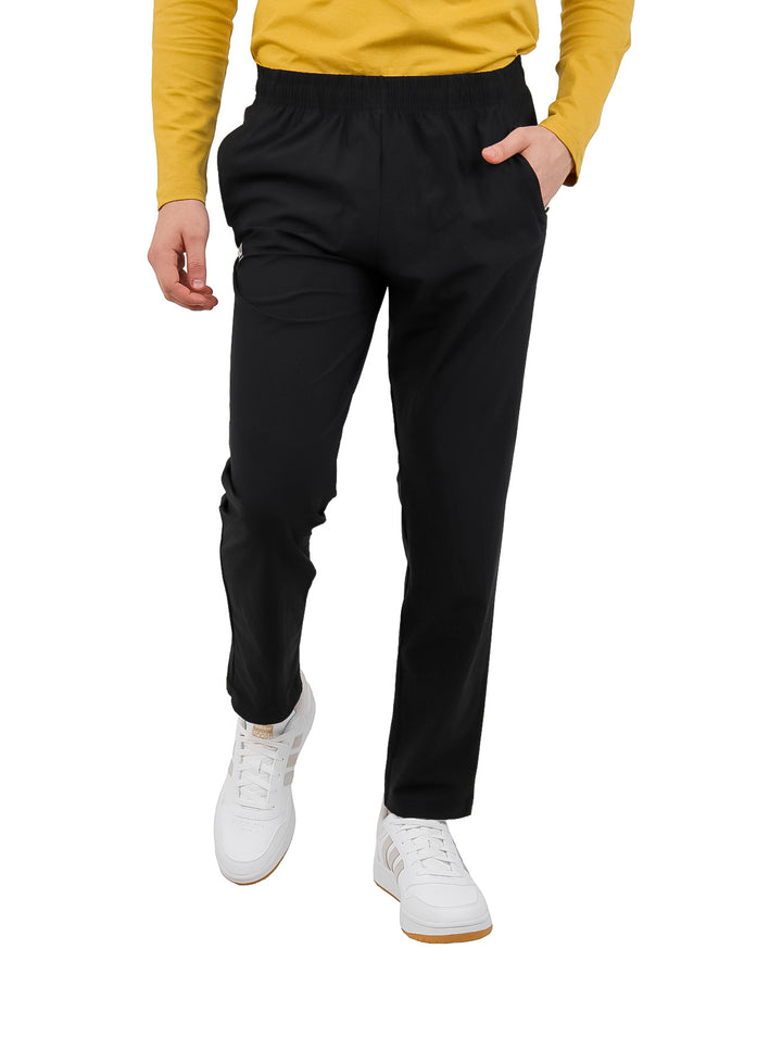 Pantalón deportivo negro para hombre con cintura elástica y corte recto.