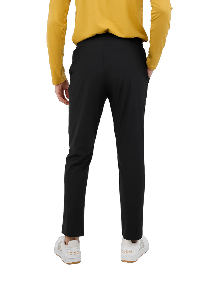 Pantalón deportivo negro para hombre con cintura elástica y corte recto.