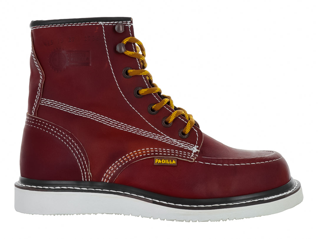 Bota industrial de cuero color miel con suela blanca y agujetas amarillas.
